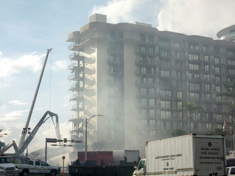 Las llamas complican el trabajo de los rescatistas Foto: EFE