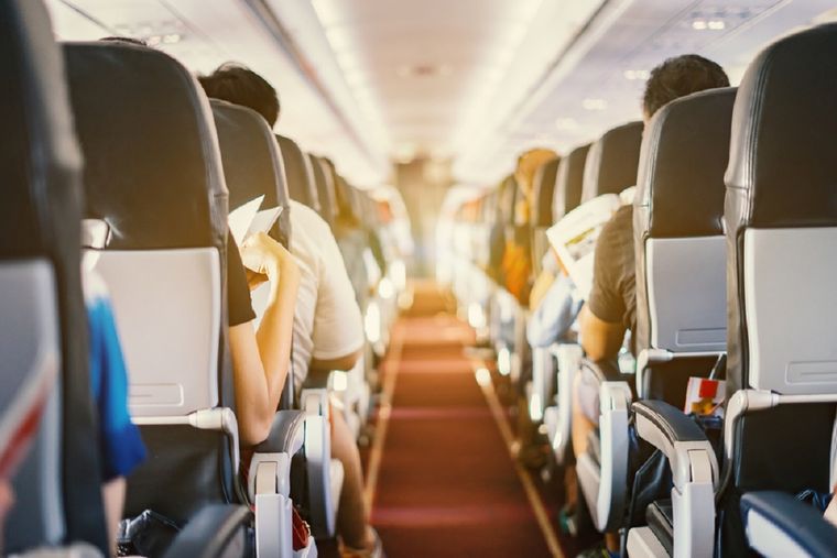 Colocar el teléfono móvil en modo avión es uno de los requisitos que piden las aerolíneas a los pasajeros Foto: Shutterstock