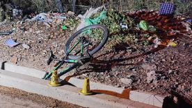 El joven ciclista murió a raíz del fuerte golpe que recibió al caer en una acequia. El joven ciclista murió a raíz del fuerte golpe que recibió al caer en una acequia.