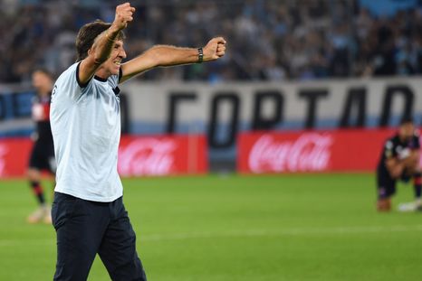 Costas festeja el triunfazo por penales ante Tigre. Ahora, la Acadé visitará a Boca en semis. Costas festeja el triunfazo por penales ante Tigre. Ahora, la Acadé visitará a Boca en semis.