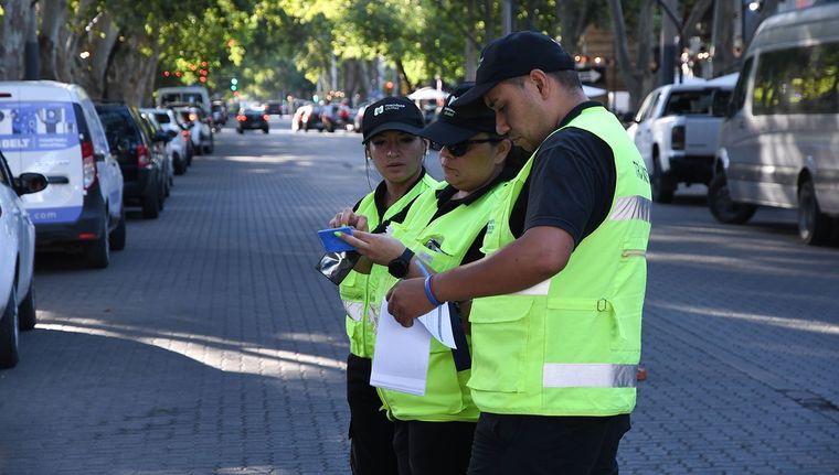 Cruzar un semáforo en rojo puede costar una numerosa multa en la provincia de Buenos Aires. Cruzar un semáforo en rojo puede costar una numerosa multa en la provincia de Buenos Aires.