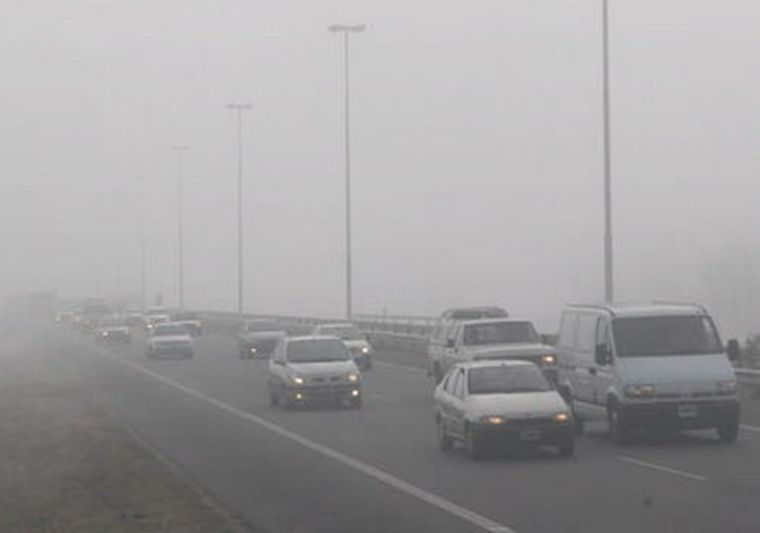 La densa neblina cubrió Buenos Aires desde la madrugada y redujo la visibilidad a mínimos históricos, paralizando la actividad aérea en Aeroparque.