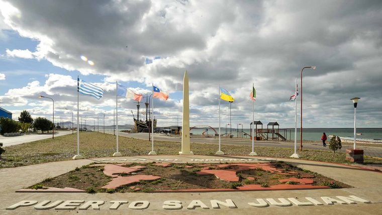 Las playas cercanas al pueblo muestran arenas amplias y formaciones geológicas que evidencian millones de años de historia natural. Las playas cercanas al pueblo muestran arenas amplias y formaciones geológicas que evidencian millones de años de historia natural.