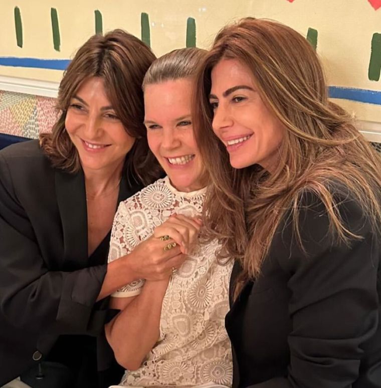 Dos referentes del estilo muestran cómo llevar con elegancia un par de jeans y blazer negro Foto: Instagram