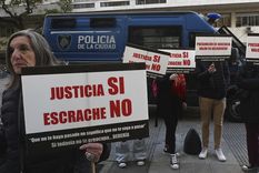Afuera del juzgado piden por la liberación de los acusados Foto: Télam Afuera del juzgado piden por la liberación de los acusados Foto: Télam