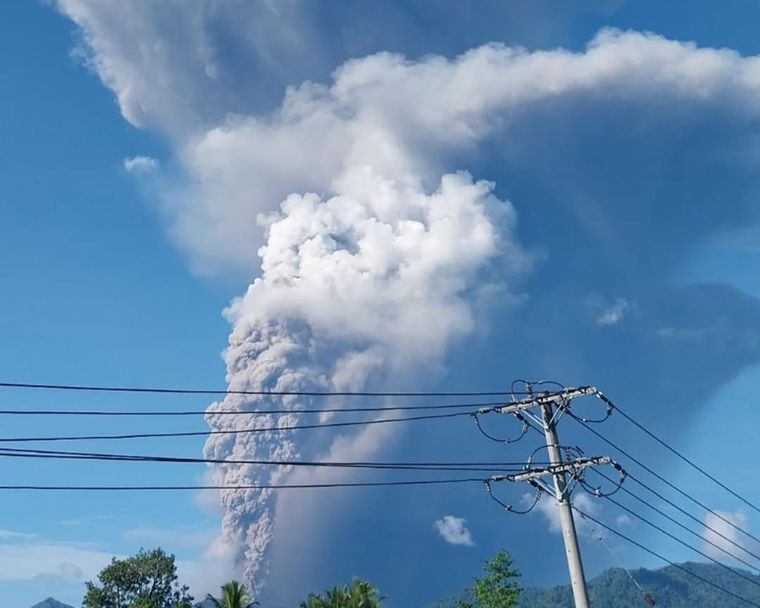 La erupción se produjo en la isla de Halmahera, noroeste de Indonesia.