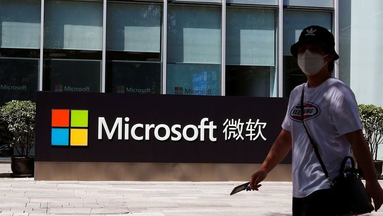 Una persona pasa frente a las oficinas de Microsoft en Pekín, China, el 4 de agosto de 2020. Foto: RT