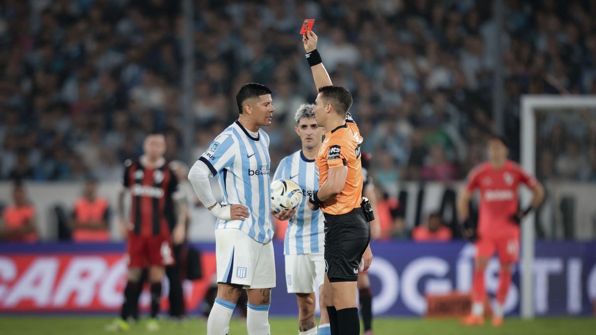 La noche negra de Marcos Rojo en Racing vs River: blooper, insultos al juez, roja y silbidos de los hinchas