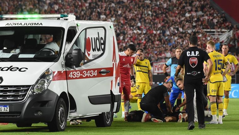 El momento en que suben a Javier Altamirano a la ambulancia en medio del partido contra Boca Juniors. Foto: FotoBaires