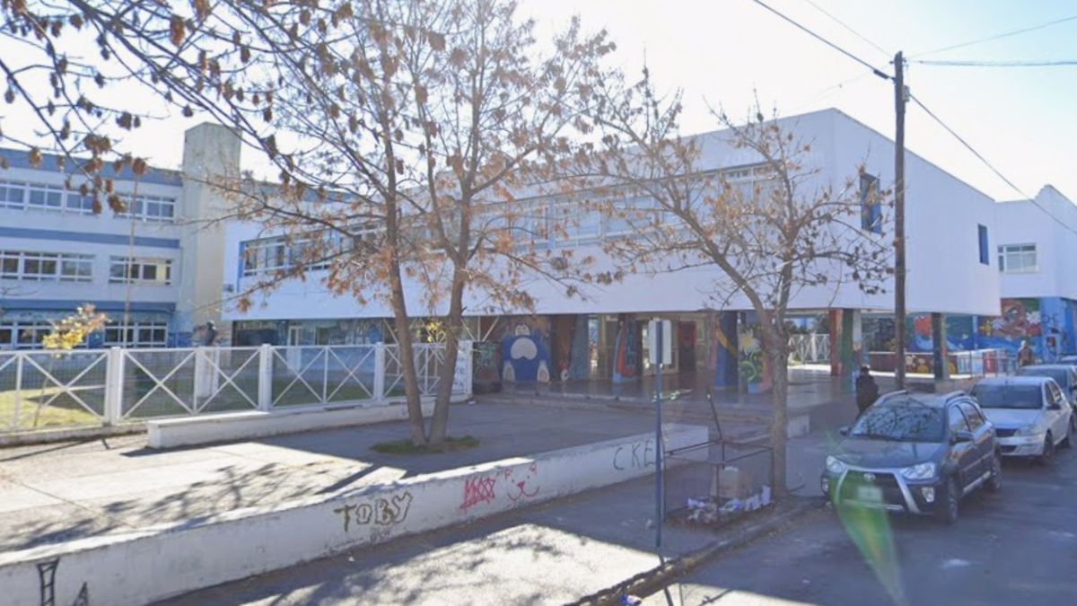 Adolescente apuñalado a la salida de un colegio: hay tres demorados y la justicia investiga el motivo