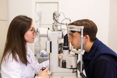 Argentina marca un hito en investigación clínica al sumarse a un ensayo global que busca modificar de raíz la manera en que se tratan enfermedades que deterioran la visión. Argentina marca un hito en investigación clínica al sumarse a un ensayo global que busca modificar de raíz la manera en que se tratan enfermedades que deterioran la visión.