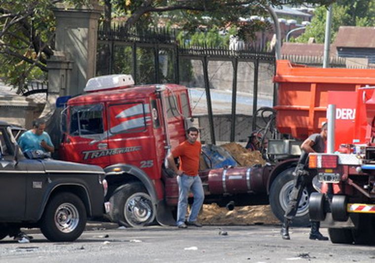 Así quedó el camión que se estrelló contra dos autos hoy. Foto: NA