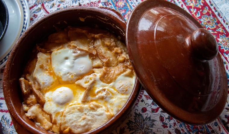 Aunque la receta original no siempre llevaba huevo, con los a&ntilde;os se populariz&oacute; a&ntilde;adirlo para darle mayor valor nutritivo y una textura m&aacute;s cremosa, adapt&aacute;ndose a los gustos modernos sin perder su esencia.