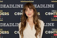 Dakota Johnson deslumbrando en festival de cine. Foto: https://www.hola.com/us/images/0272-145c28532330-d81cdee18a83-1000/horizontal-1200/deadline-contenders-film-new-york-arrivals.jpg