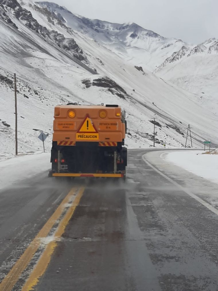 Las máquinas de Vialidad Nacional se encuentran trabajando para despejar la ruta