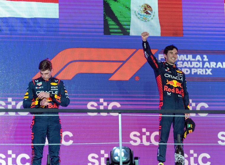La alegría de Checo y la seriedad de Max. Foto: EFE