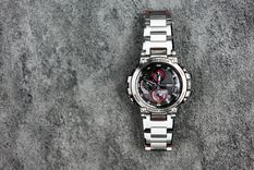 El novedoso smartwatch de Casio reinventa la clásica línea G Shock con cristales que cambian de color.