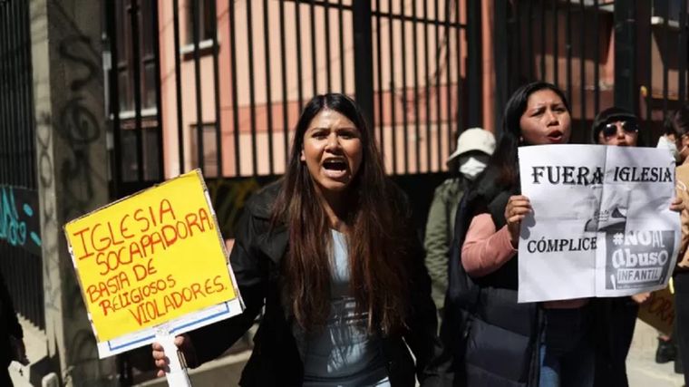 Padres y activistas protestan contra a las puertas del seminario de San Jerónimo en La Paz. Foto: EPA