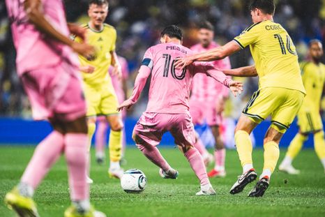 Lionel Messi gira con el balón rodeado de defensores rivales. Lionel Messi gira con el balón rodeado de defensores rivales.