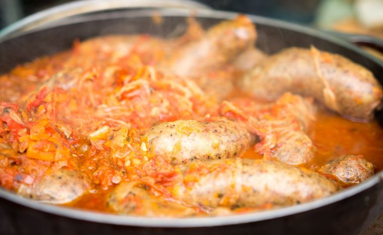 Chorizos a la pomarola Una receta exquisita para hacer en pocos minutos, Foto: Shutterstock