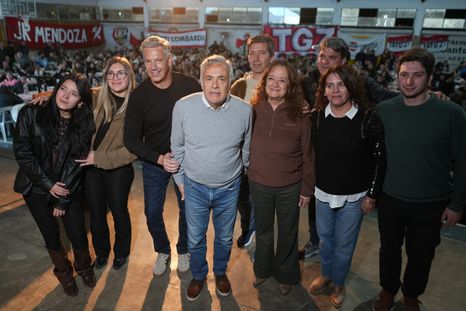 El gobernador encabezó al tradicional paella radical este viernes en General Alvear, en la previa de la Fiesta de la Ganadería. El gobernador encabezó al tradicional paella radical este viernes en General Alvear, en la previa de la Fiesta de la Ganadería.
