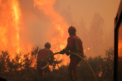 El incendio forestal tiene a Francia en vilo. Foto Efe