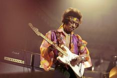 La Fender Stratocaster blanca de Jimi Hendrix fue vendida en 2 millones de dólares. Foto: Guitar.com - https://guitar.com/wp-content/uploads/2020/05/Jimi-Hendrix-Credit-David-Redfern-Redferns@1400x1050.jpg
