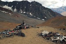 El Memorial y, bien al fondo, el cerro Sosneado. Foto: Ulises Naranjo