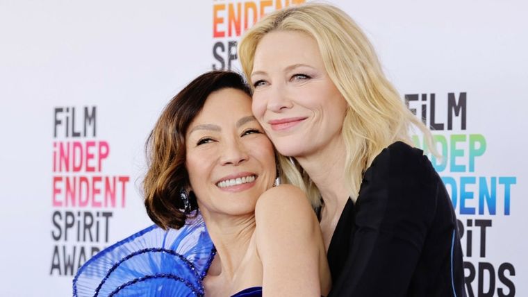 MICHELLE YEOH Y CATE BLANCHETT LAS ACTRICES HAN POSADO CON MUCHO AMOR EN LAS PREMIACIONES PASADAS Foto: ARCHIVO