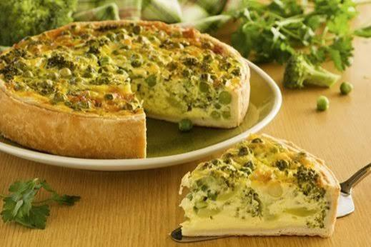 Tarta de brócoli y arvejas: la receta que convierte a este vegetal en una estrella