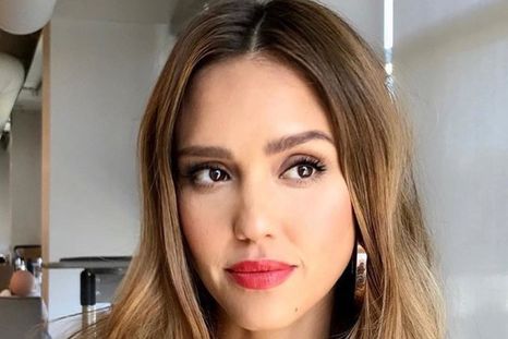 Jessica Alba enamoró con un coqueto bikini color naranja.