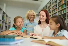 Las experiencias familiares y escolares influyen en el desarrollo cognitivo y lingüístico de los niños.
