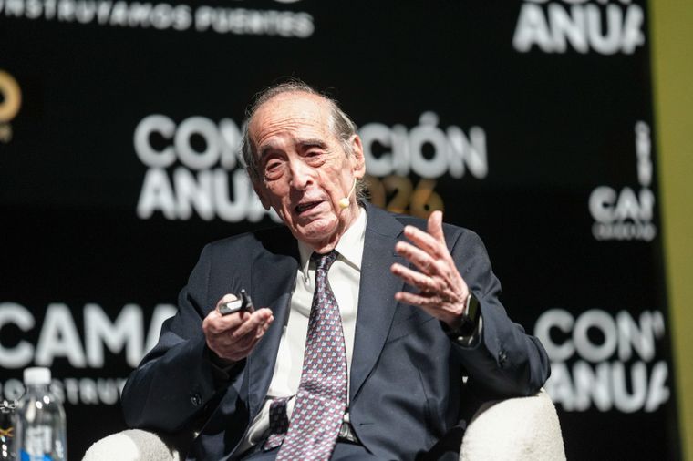 El economista Ricardo Arriazu sostiene la actividad va a ir levantando en un contexto de la baja de la inflación, pero el dato definitorio es la confianza de los consumidores y los empresarios en el rumbo económico.