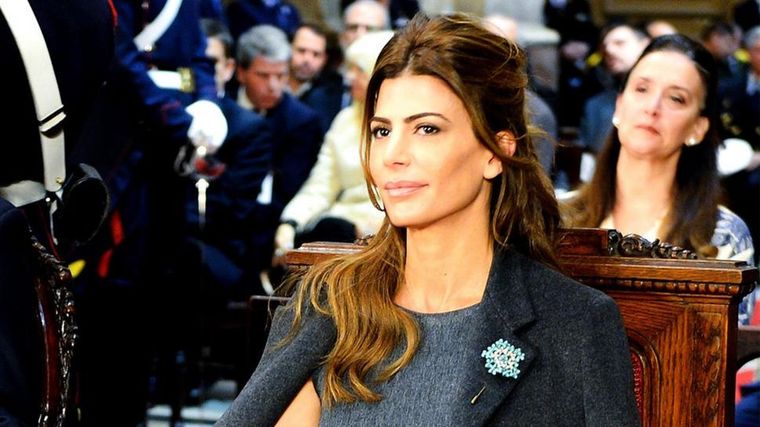 Juliana Awada y Fabiola Yáñez se parecen con este atuendo de tapado gris Foto: Chimentísimo