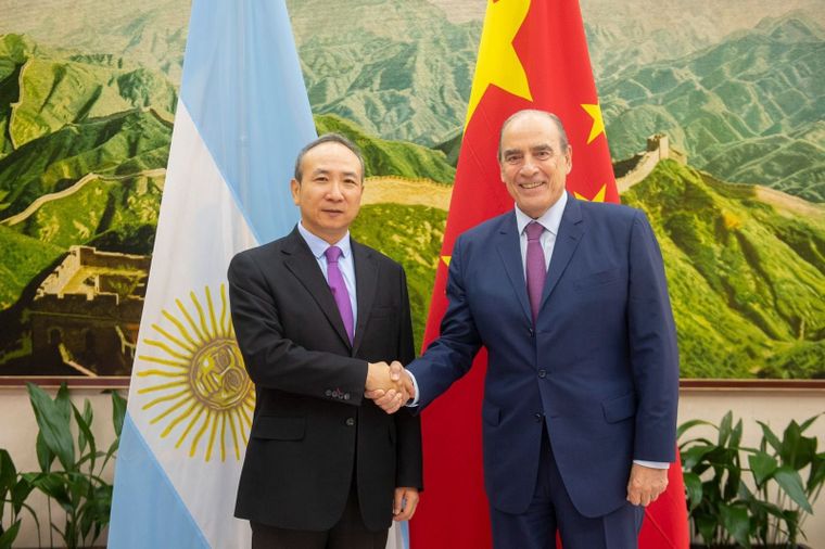 Guillermo Francos junto al embajador de la República Popular China, Wei Wang. 