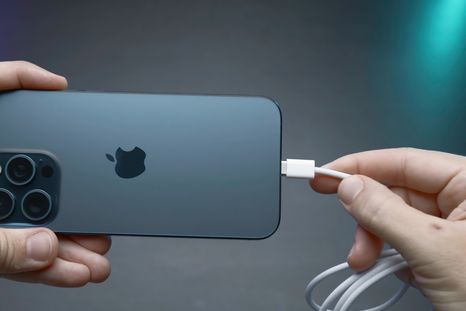 La batería del iPhone se conserva mejor si se mantiene la carga entre 20% y 80%, según recomendaciones de Apple. La batería del iPhone se conserva mejor si se mantiene la carga entre 20% y 80%, según recomendaciones de Apple.