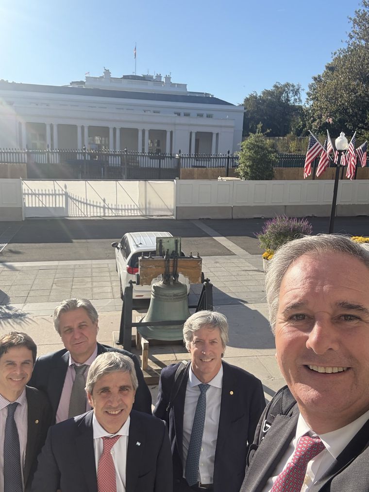 Pablo Quirno junto a Luis Caputo y el resto del equipo económico en Washington, tras las negociaciones con el Tesoro norteamericano. Pablo Quirno junto a Luis Caputo y el resto del equipo económico en Washington, tras las negociaciones con el Tesoro norteamericano.