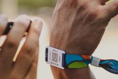 Pocket Cash será la pulsera con un código que funcionará como billetera virtual para hacer pagos dentro del predio del Cosquín Rock 2025. Foto: CR25