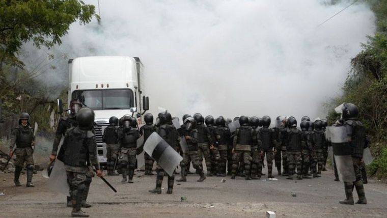 Las autoridades de Guatemala usaron gases lacrimógenos para dispersar a los migrantes.