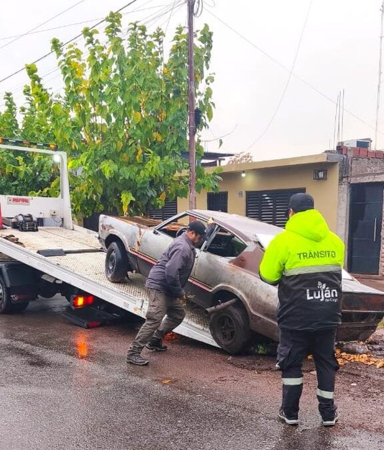 Autos abandonados en Luján de Cuyo.