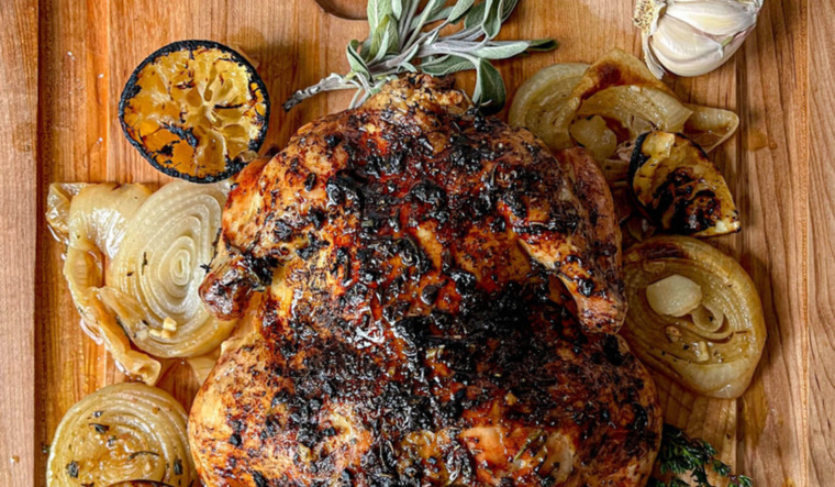 Este delicioso pollo al horno con limón y hierbas se ganará el corazón de todos