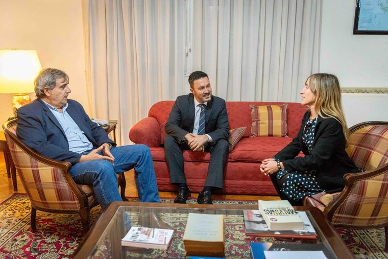 Armando Magistretti, Luis Petri y Mercedes Llano Foto: X @LlanoMechi Armando Magistretti, Luis Petri y Mercedes Llano Foto: X @LlanoMechi