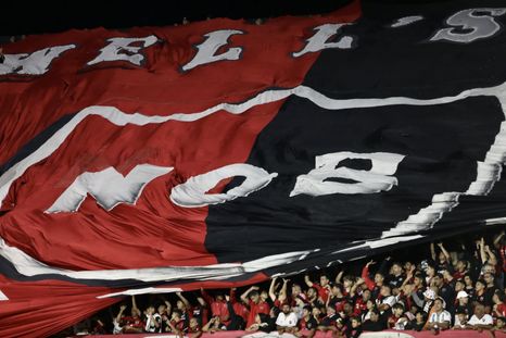 Los hinchas tuvieron una repudiable reacción. Foto: Newells