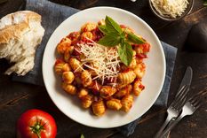 Receta de ñoquis con salsa de tomate: ideal para el almuerzo del domingo en familia.