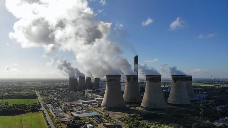 Drax, la central eléctrica más grande de Reino Unido, genera electricidad quemando millones de toneladas de pellets de madera importados Foto: GETTY IMAGES