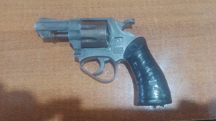 El revólver que secuestraron al sospechoso del asalto y ataque contra familiares de una víctima en Lavalle.&nbsp;