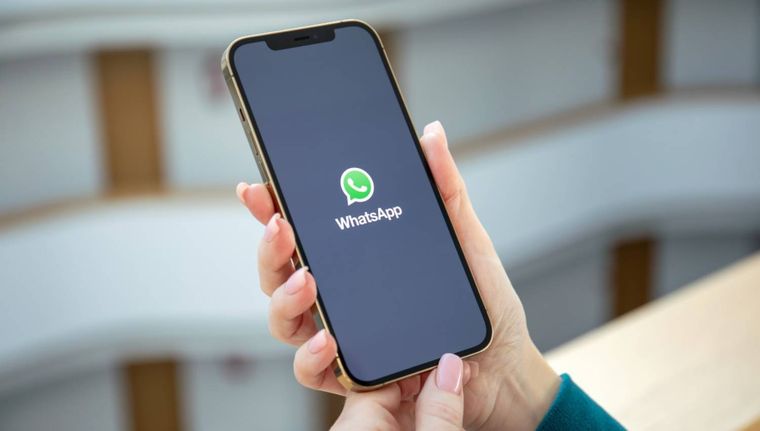 La forma de enviar mensajes ocultos en WhatsApp (Shutterstock).