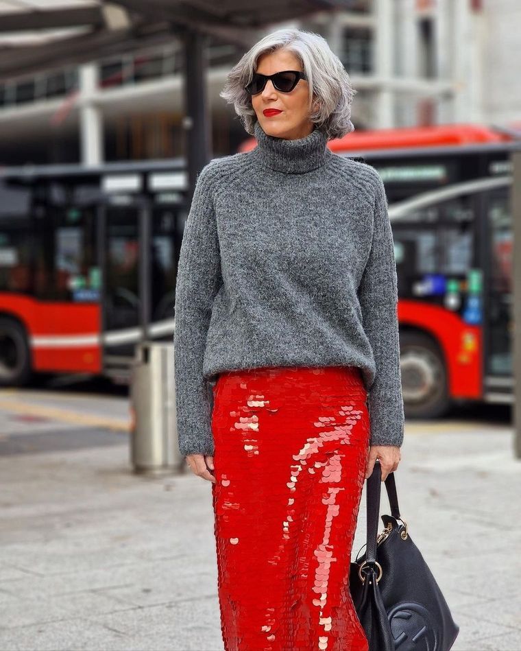 La influencer +50 que nos ayuda a usar durante la jornada distintas prendas brillantes firmadas por Zara Foto: Instagram