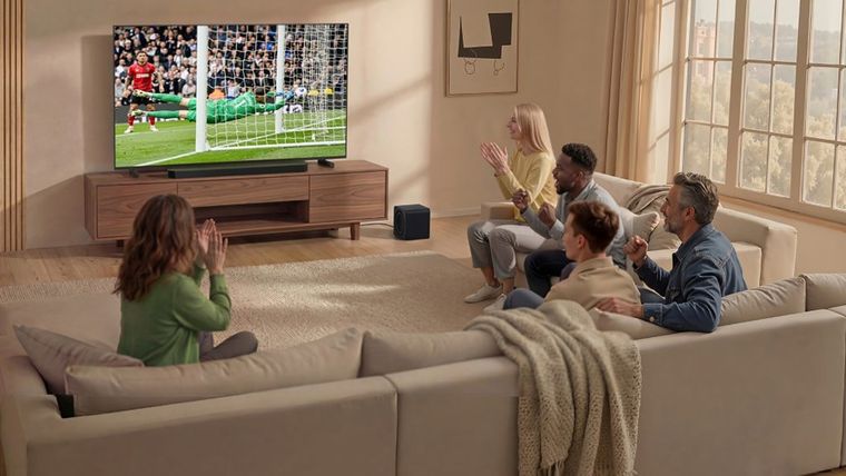 La tecnología del Modo Fútbol resalta los colores del césped y la claridad del juego. La tecnología del Modo Fútbol resalta los colores del césped y la claridad del juego.