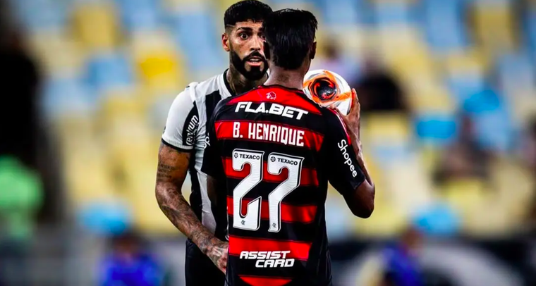 El central argentino tuvo un tenso cruce con Bruno Henrique. Foto: @alex.barboz